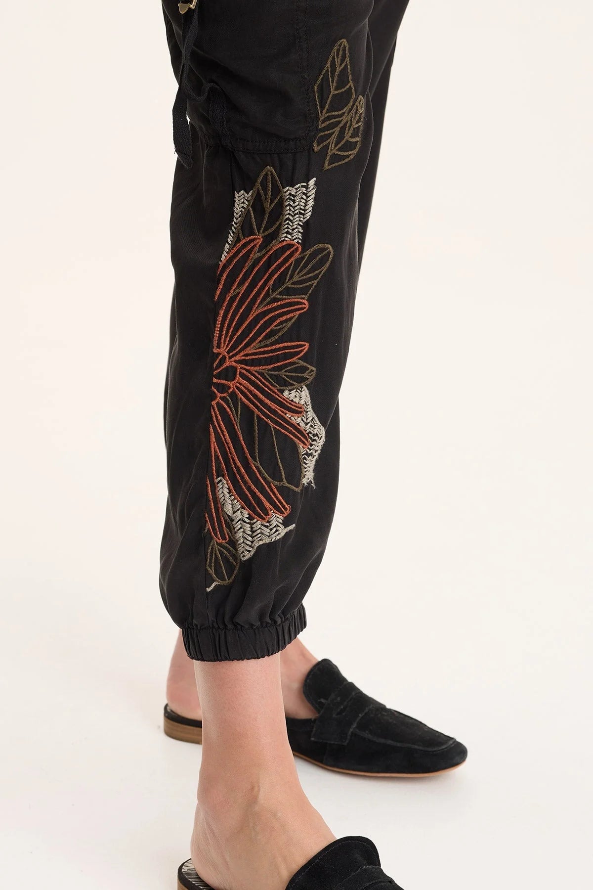 EMBROIDERED DARRI JOGGER