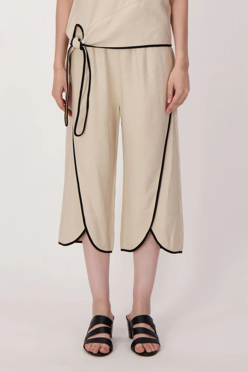 CONTRAST TRIM TULIP HEM CAPRI