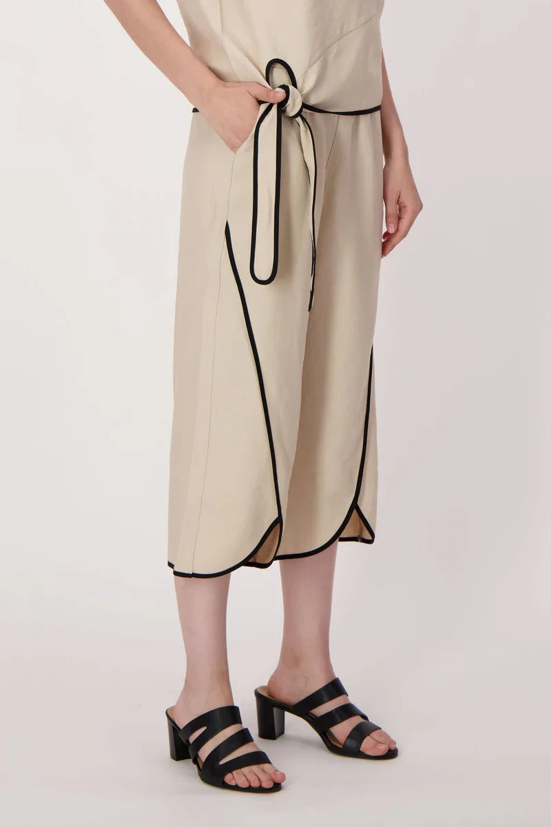 CONTRAST TRIM TULIP HEM CAPRI