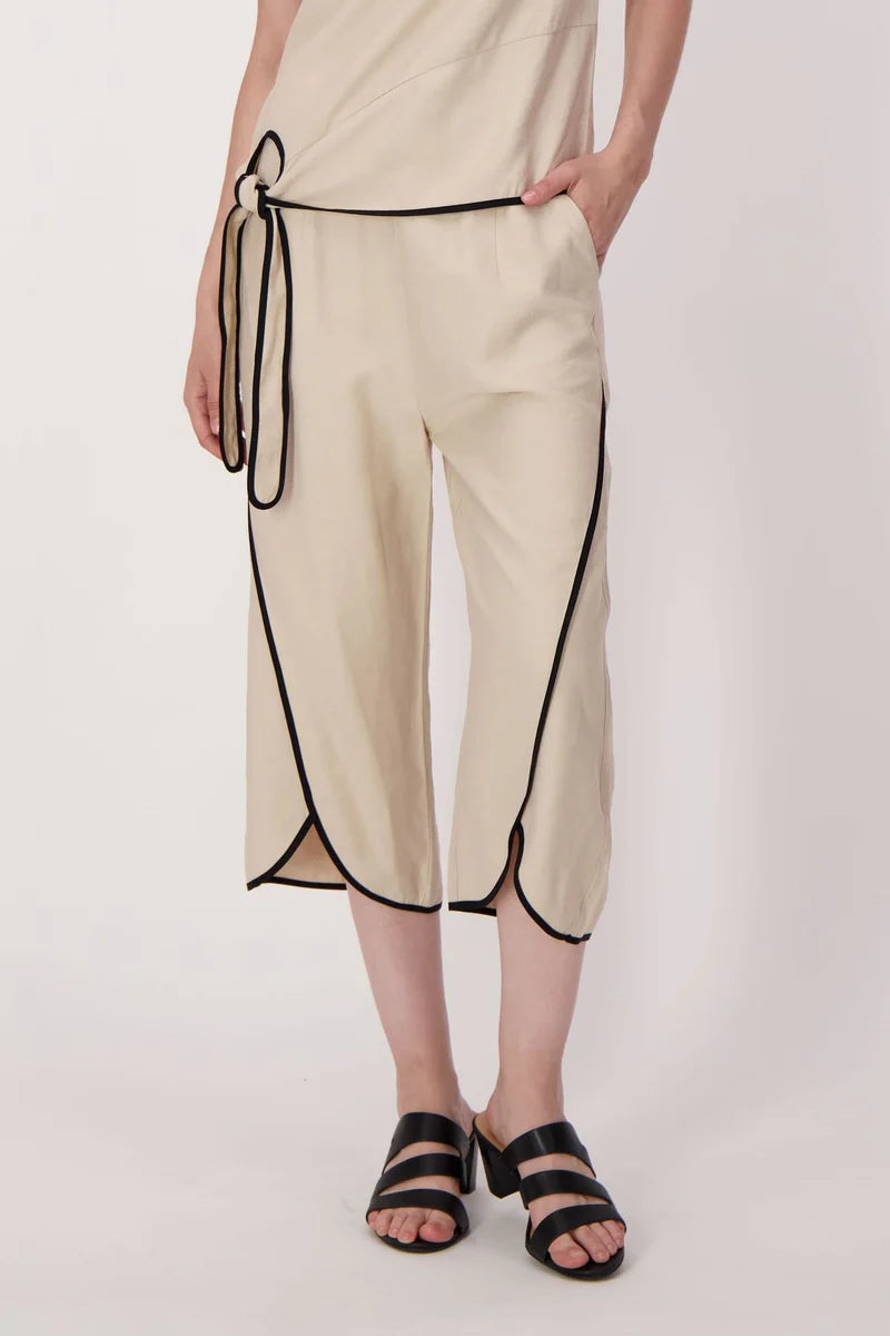 CONTRAST TRIM TULIP HEM CAPRI