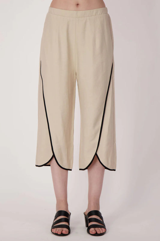 CONTRAST TRIM TULIP HEM CAPRI