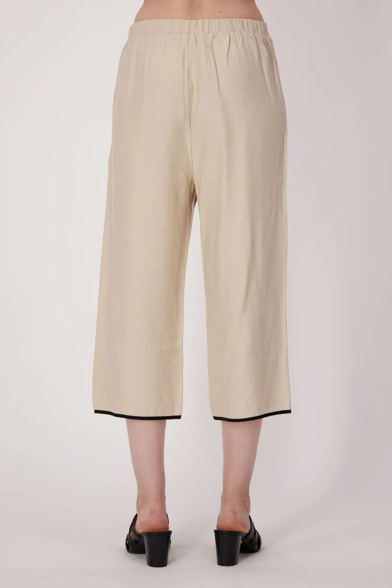 CONTRAST TRIM TULIP HEM CAPRI